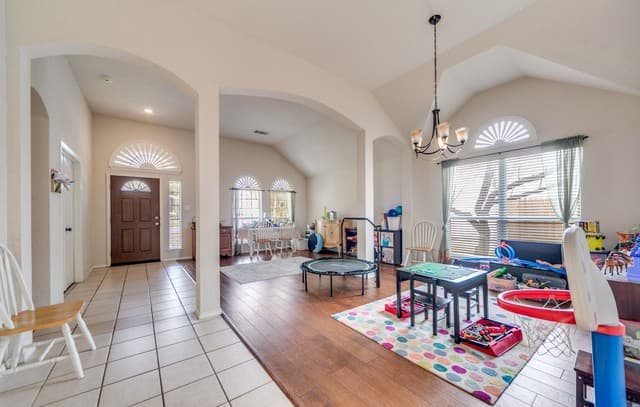 4-bedroom rental at 19534 Mill Oak in San Antonio, TX — photo 5