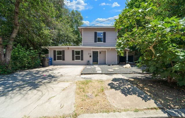3-bedroom rental at 216 Milton in San Antonio, TX — photo 2