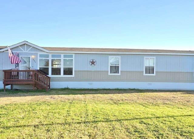 5-bedroom rental at 250 County Road 4631 in Hondo, TX — photo 1