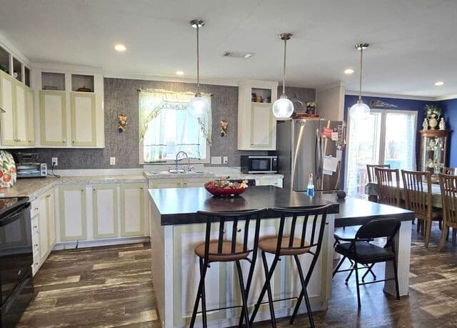 5-bedroom rental at 250 County Road 4631 in Hondo, TX — photo 4
