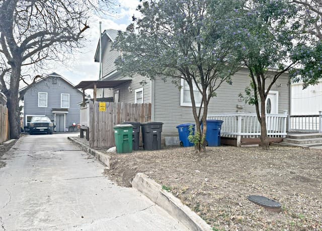 2-bedroom rental at 232 Cornell Unit 202 in San Antonio, TX — photo 2