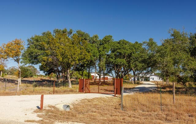 4-bedroom rental at 925 Clearwater Canyon in Bandera, TX — photo 2