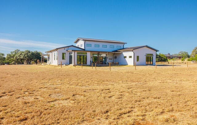 4-bedroom rental at 925 Clearwater Canyon in Bandera, TX — photo 3
