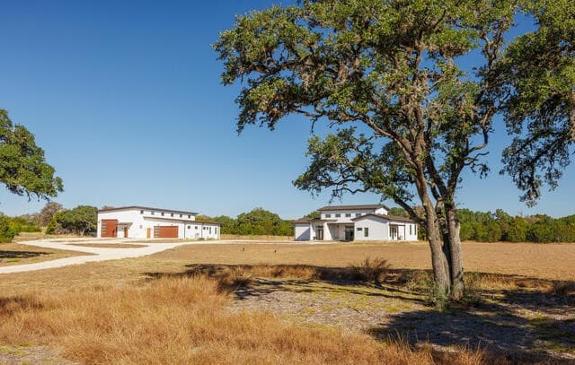 4-bedroom rental at 925 Clearwater Canyon in Bandera, TX — photo 4