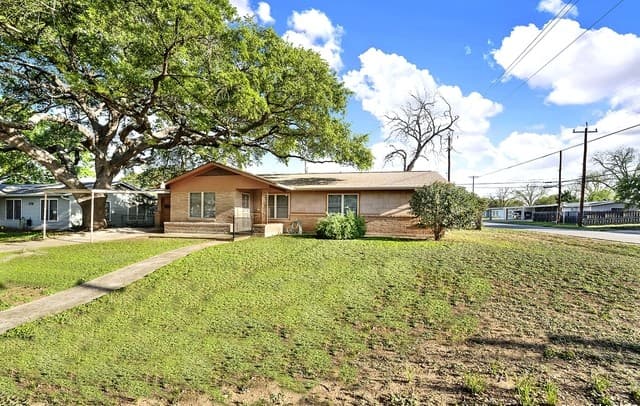 3-bedroom rental at 383 Nash Blvd in San Antonio, TX — photo 3