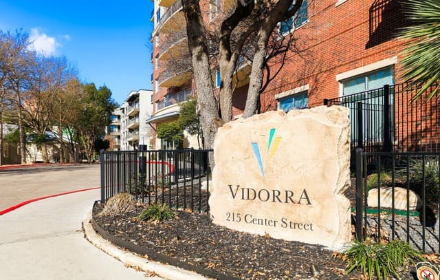 2-bedroom rental at 215 Center Unit 408 in San Antonio, TX — photo 2