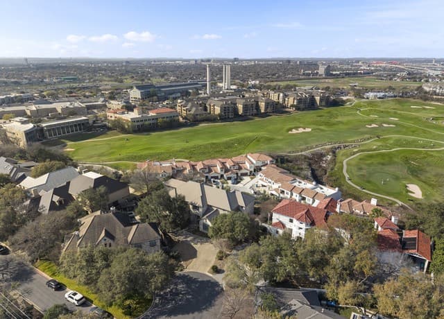 5-bedroom rental at 7 Oxford Hall in San Antonio, TX — photo 2