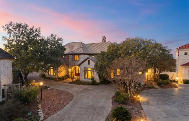 5-bedroom rental at 7 Oxford Hall in San Antonio, TX — photo 3