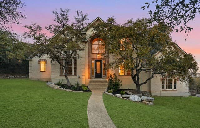 5-bedroom rental at 933 Great Tree in San Antonio, TX — photo 1