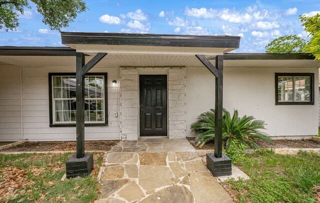 2-bedroom rental at 167 Bangor in San Antonio, TX — photo 2