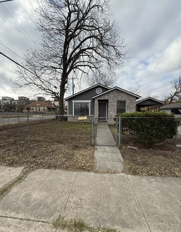 3-bedroom rental at 532 Montana in San Antonio, TX — photo 2