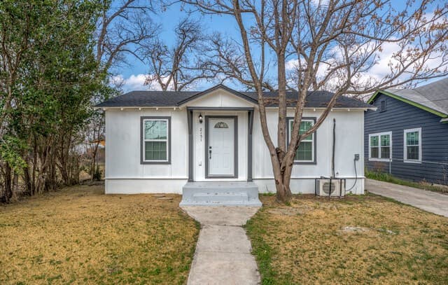 2-bedroom rental at 2151 E Crockett in San Antonio, TX — photo 1