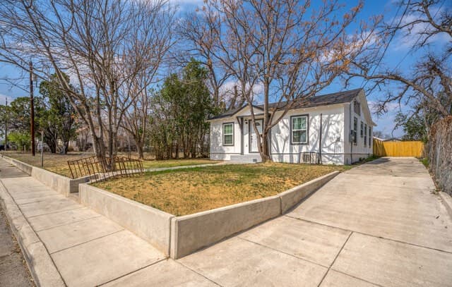 2-bedroom rental at 2151 E Crockett in San Antonio, TX — photo 3