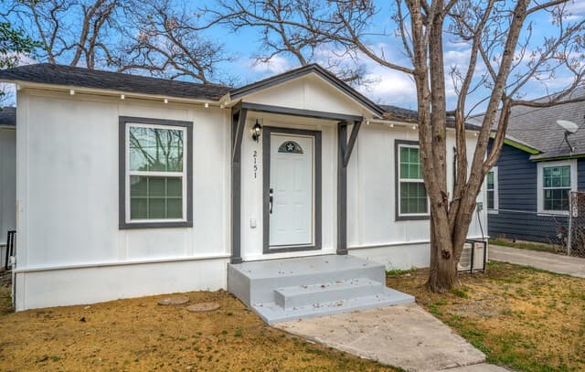 2-bedroom rental at 2151 E Crockett in San Antonio, TX — photo 4