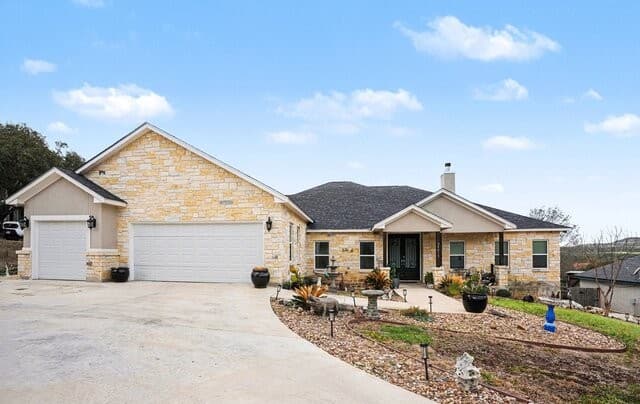 3-bedroom rental at 24819 Solo Vw in San Antonio, TX — photo 2