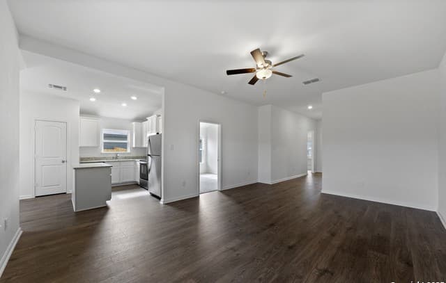 4-bedroom rental at 16170 Farmer in Lytle, TX — photo 4