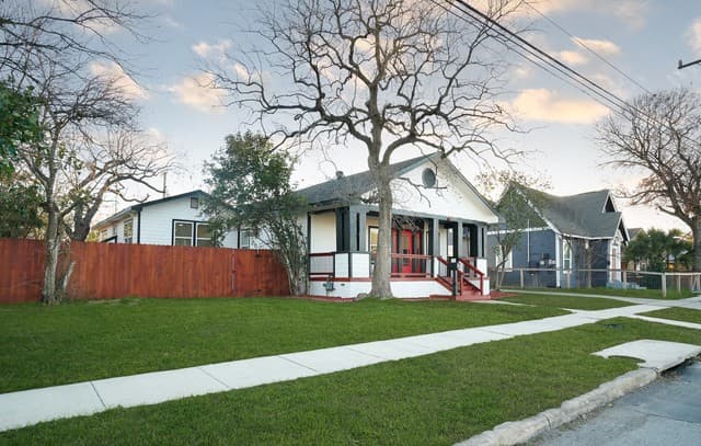3-bedroom rental at 1222 Hays in San Antonio, TX — photo 2