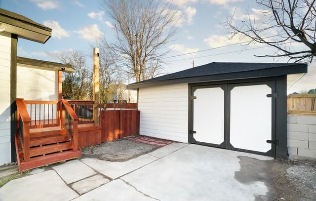 3-bedroom rental at 1222 Hays in San Antonio, TX — photo 3