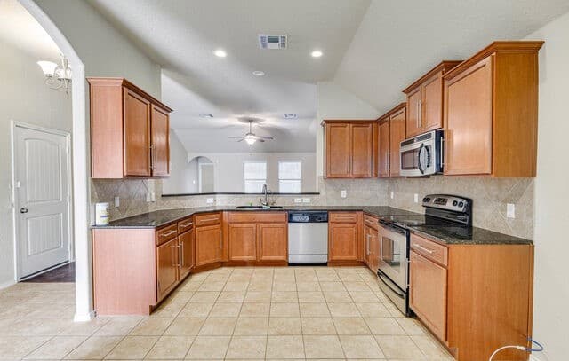 3-bedroom rental at 348 Buckboard in Cibolo, TX — photo 2