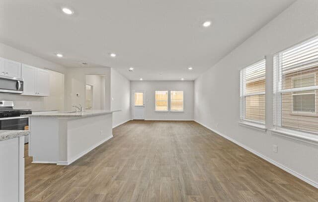 5-bedroom rental at 10725 Dazzle in San Antonio, TX — photo 4