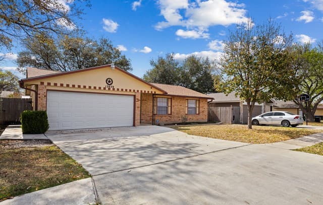 3-bedroom rental at 13939 Brantley in San Antonio, TX — photo 2