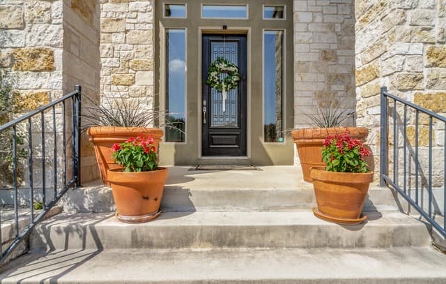 5-bedroom rental at 643 Ridge Trce in San Antonio, TX — photo 4