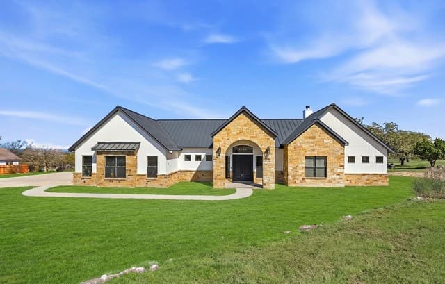 4-bedroom rental at 104 Juniper Ln in Boerne, TX — photo 1