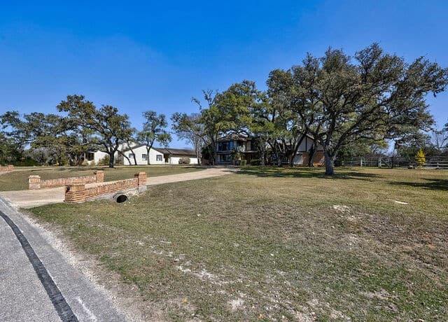 4-bedroom rental at 29540 Red Bud Hill in Boerne, TX — photo 5