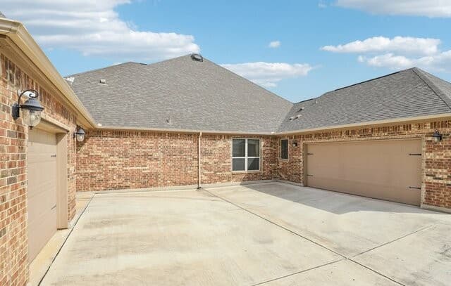 4-bedroom rental at 117 Texas Bnd in Castroville, TX — photo 2