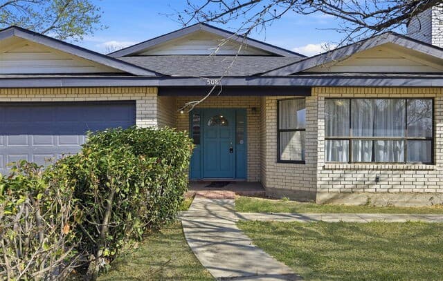 4-bedroom rental at 508 Crouch Ave in Devine, TX — photo 3