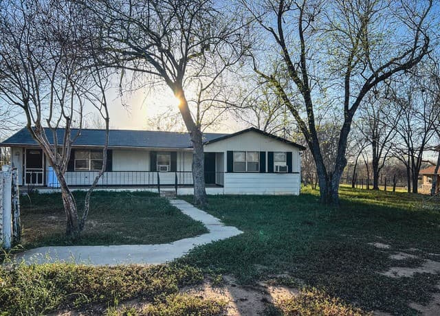 3-bedroom rental at 1207 El Paso in Stockdale, TX — photo 1