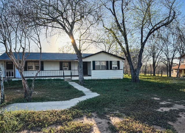 3-bedroom rental at 1207 El Paso in Stockdale, TX — photo 2