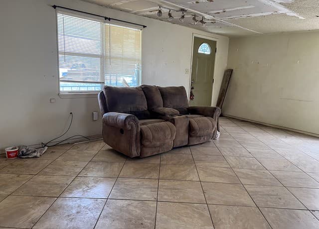 3-bedroom rental at 1207 El Paso in Stockdale, TX — photo 4