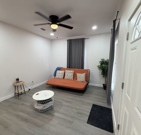 3-bedroom rental at 829 E Drexel Ave in San Antonio, TX — photo 4