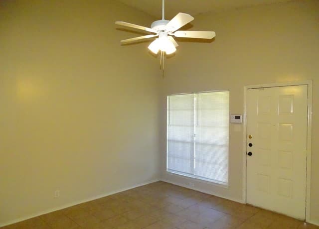 rental at 8898 Meadow Range in San Antonio, TX — photo 3