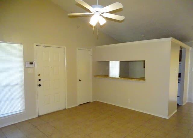 rental at 8898 Meadow Range in San Antonio, TX — photo 4