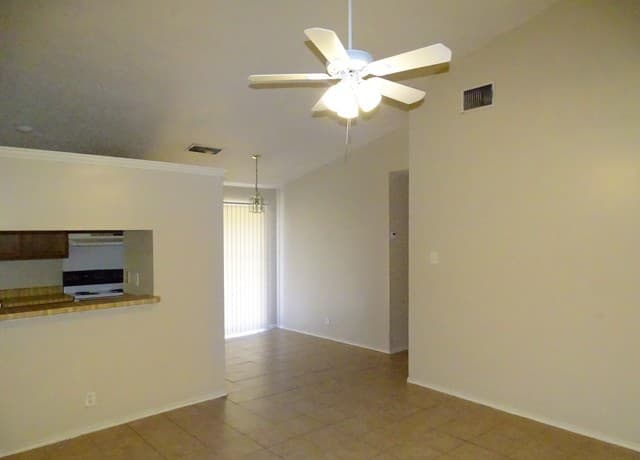 rental at 8898 Meadow Range in San Antonio, TX — photo 5