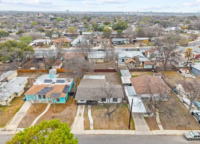 4-bedroom rental at 1031 W Thorain in San Antonio, TX — photo 3