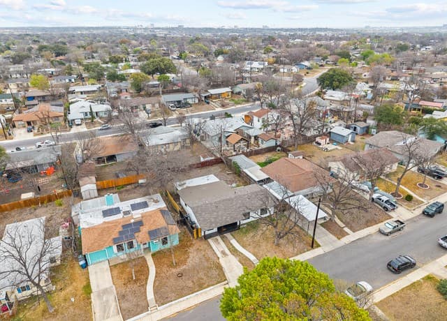 4-bedroom rental at 1031 W Thorain in San Antonio, TX — photo 4