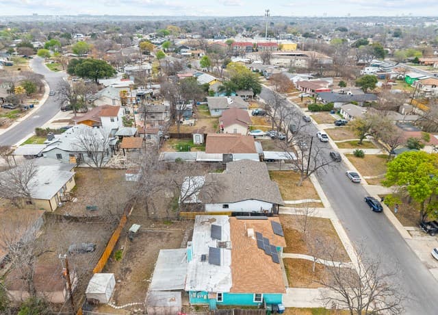 4-bedroom rental at 1031 W Thorain in San Antonio, TX — photo 5