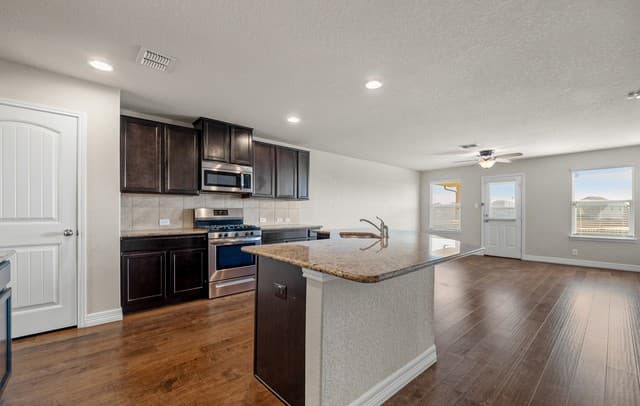 5-bedroom rental at 12382 Erstein Valley in Schertz, TX — photo 5