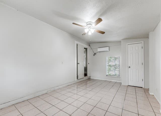 3-bedroom rental at 116 Carroll St in San Antonio, TX — photo 4