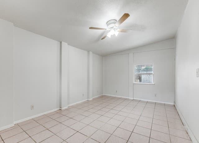 3-bedroom rental at 116 Carroll St in San Antonio, TX — photo 5