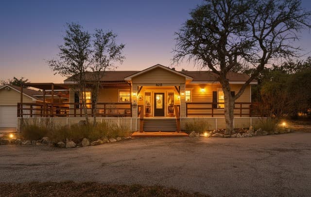 3-bedroom rental at 423 Las Hadas in Spring Branch, TX — photo 2