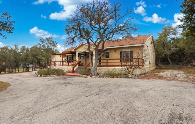 3-bedroom rental at 423 Las Hadas in Spring Branch, TX — photo 4
