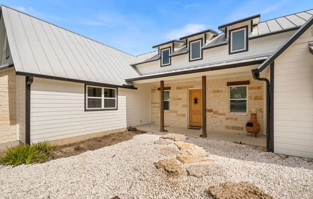 3-bedroom rental at 585 English Hollow in Bandera, TX — photo 3