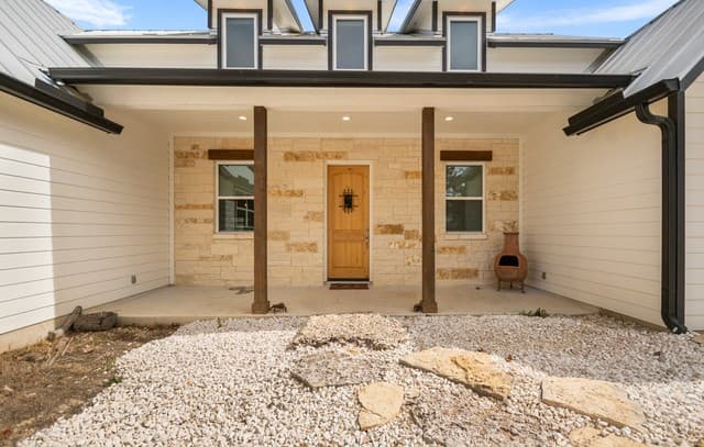 3-bedroom rental at 585 English Hollow in Bandera, TX — photo 4