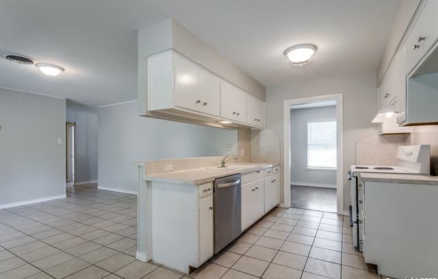 3-bedroom rental at 3107 Leyte St in San Antonio, TX — photo 4