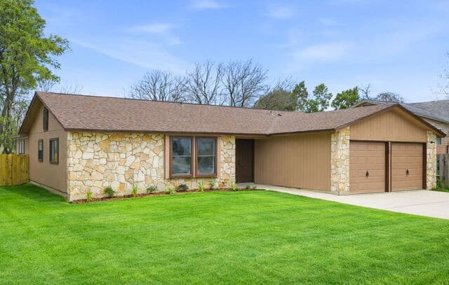 3-bedroom rental at 5446 Vista Trl in San Antonio, TX — photo 2
