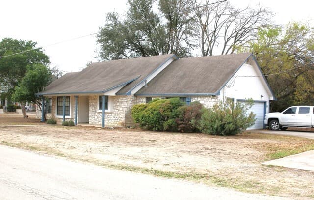 3-bedroom rental at 802 Athens in Castroville, TX — photo 3